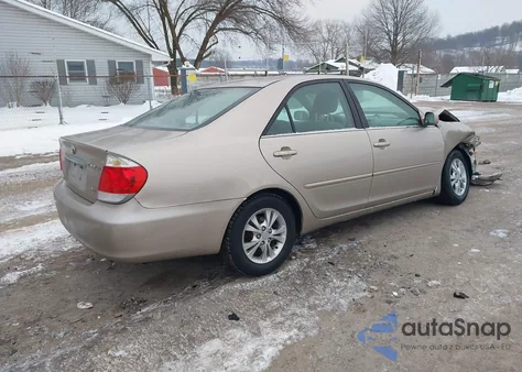 2005 Toyota Camry Le V6 z USA, uszkodzony, nr VIN 4T1BF32K55U105670